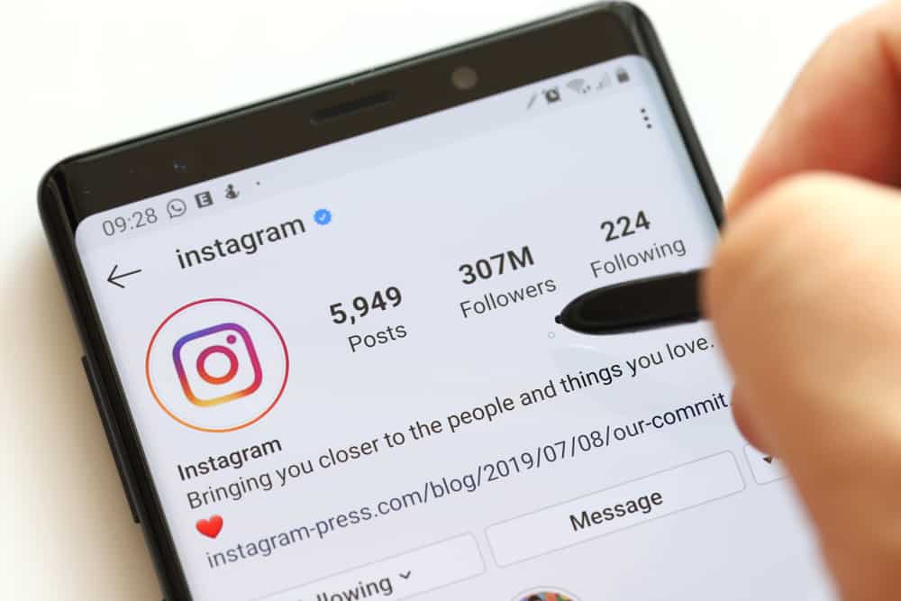 Крупним планом користувач перевіряє підписників Instagram на сторінці Instagram.