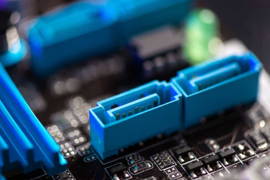Крупним планом роз'єм Serial ATA(SATA) на материнській платі комп'ютера