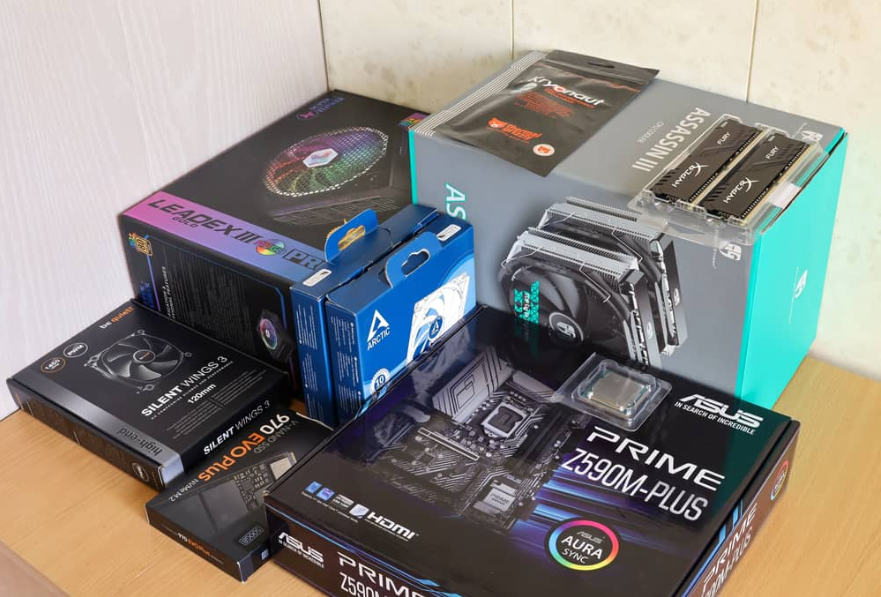 придбав необхідні деталі в коробках для складання нового сучасного комп’ютера