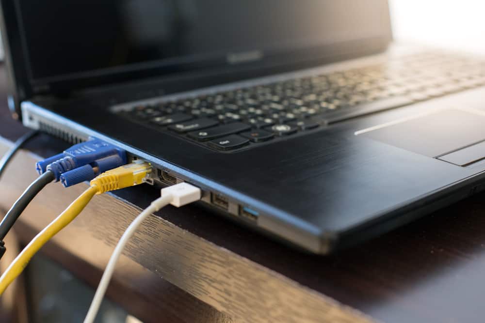 Кабель LAN і кабель VGA підключаються до ноутбука