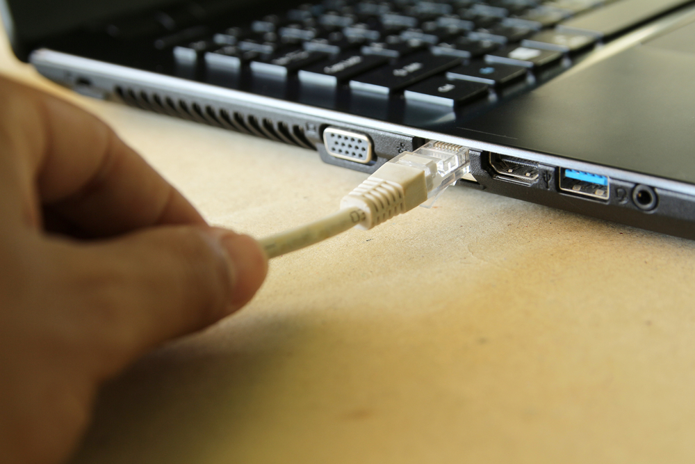 Кабель LAN підключає Інтернет до ноутбука