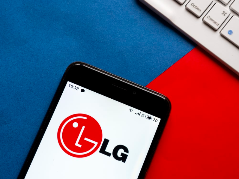 телефон LG< on display