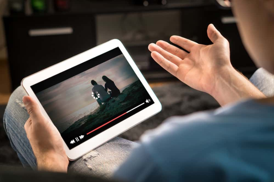 Значок завантаження рухається на відео в онлайн-фільмі