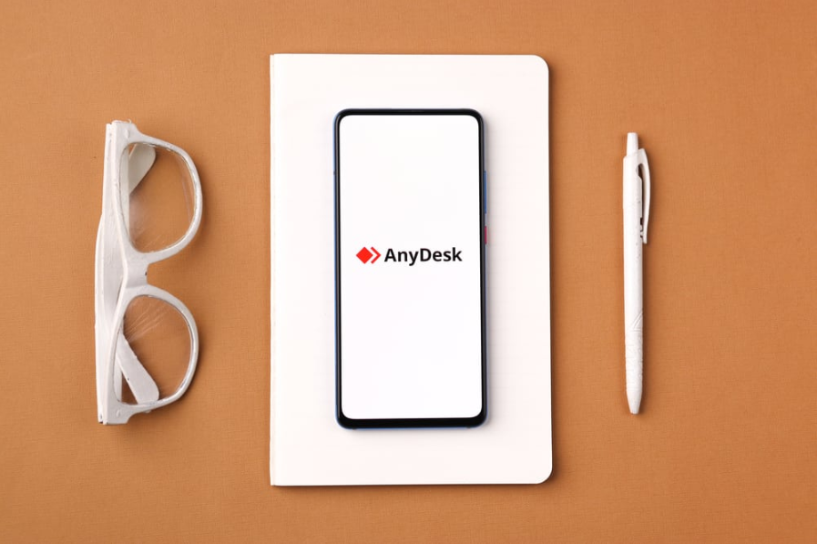 Логотип AnyDesk на екрані телефону