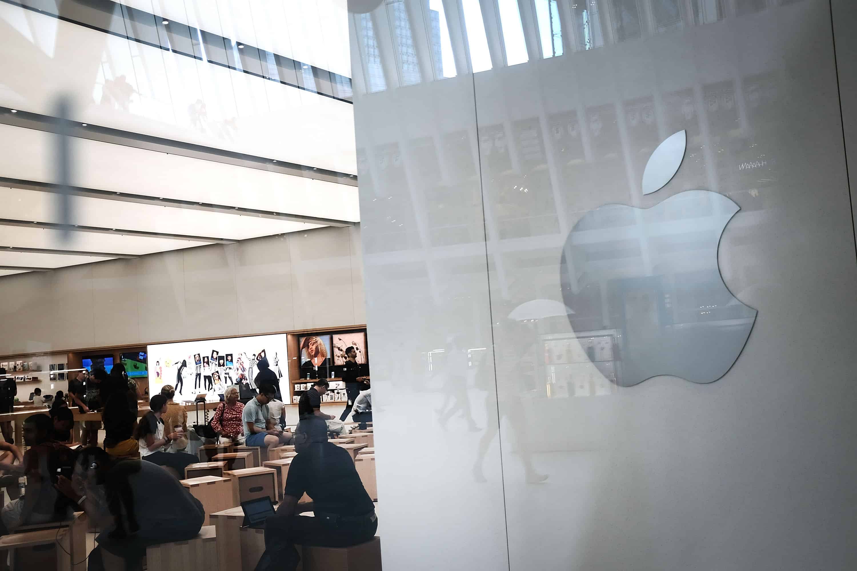 Логотип Apple у магазині Apple у нижньому Манхеттені 2 серпня 2018 року в Нью-Йорку. У четвер технологічна компанія та виробник iPhone стала першою американською публічною компанією, вартість якої перевищила 1 трильйон доларів. Цього року акції Apple зросли більш ніж на 20%.