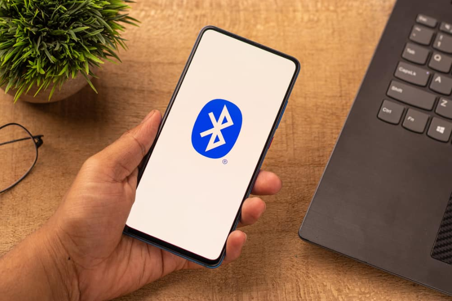 Логотип Bluetooth на екрані телефону