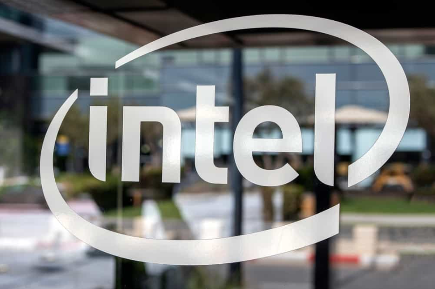 Логотип Intel на будівлі