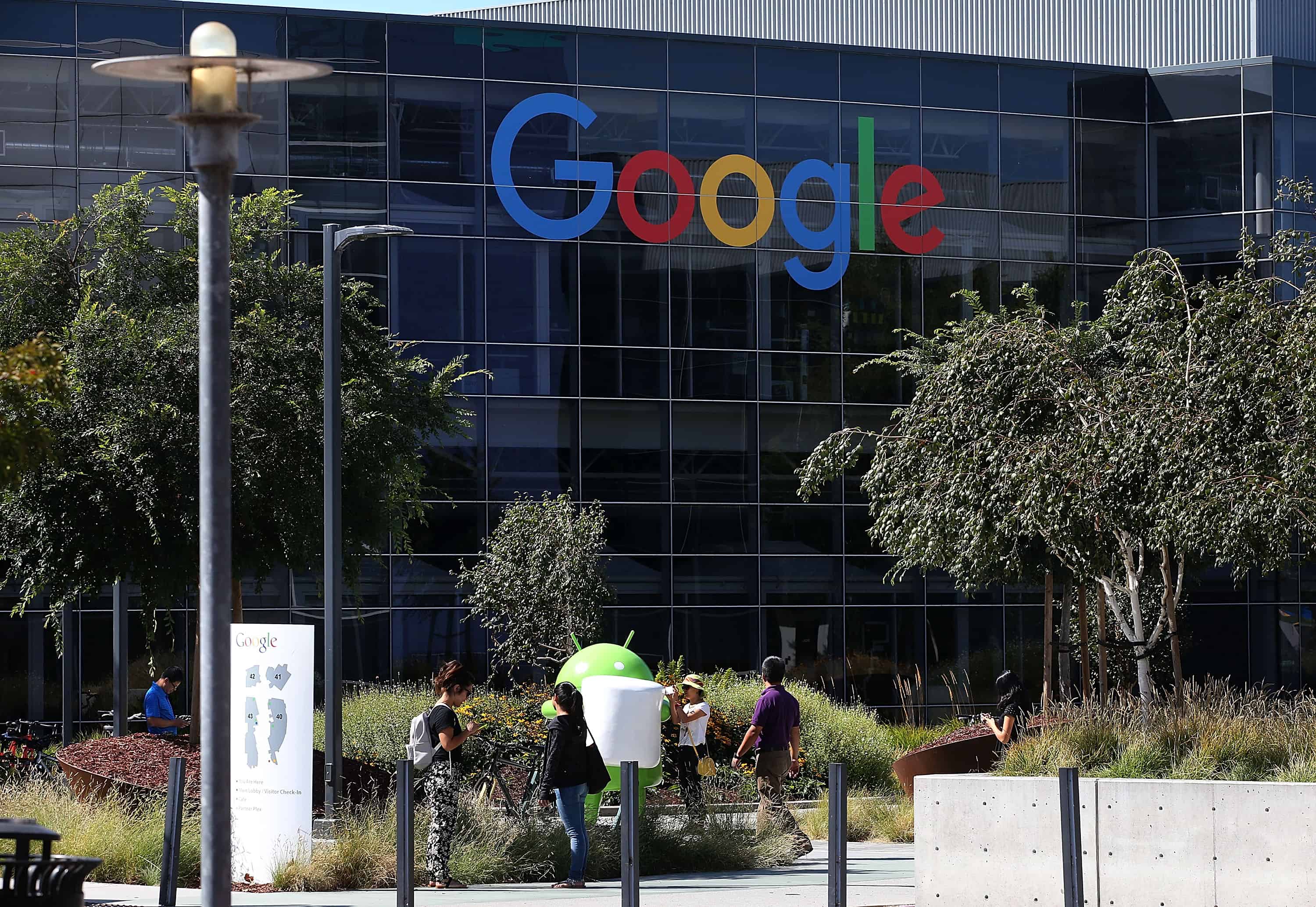 Новий логотип Google розміщений у штаб-квартирі Google 2 вересня 2015 року в Маунтін-В’ю, Каліфорнія. Компанія Google внесла в свій логотип найбільш драматичну зміну з 1999 року та замінила свій фірмовий шрифт із зарубками новим шрифтом під назвою Product Sans.