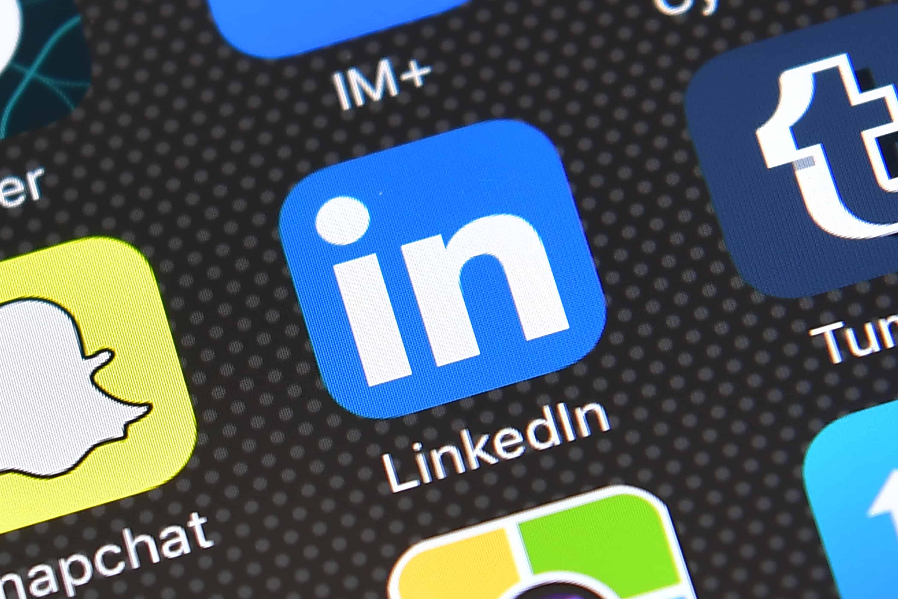 Логотип програми LinkedIn відображається на iPhone 3 серпня 2016 року в Лондоні, Англія.