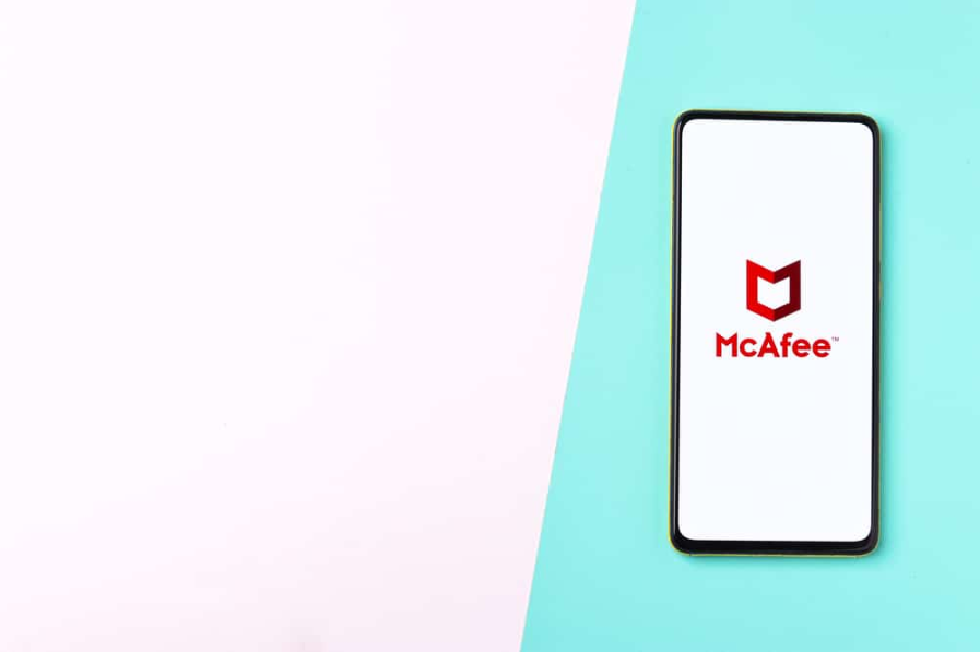 Логотип McAfee на екрані телефону