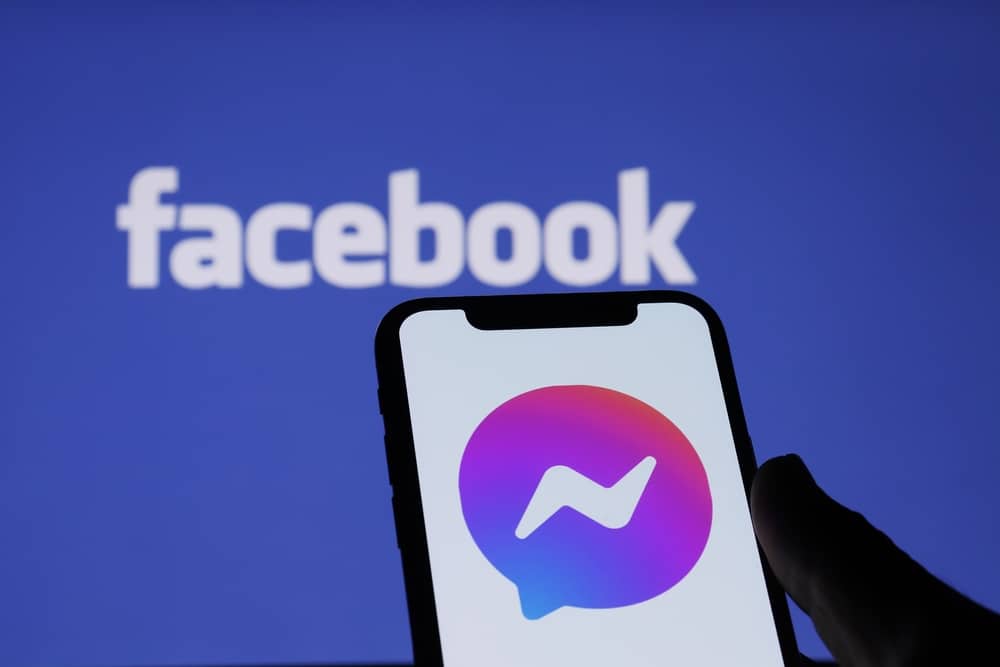 Логотип месенджера Facebook на екрані телефону