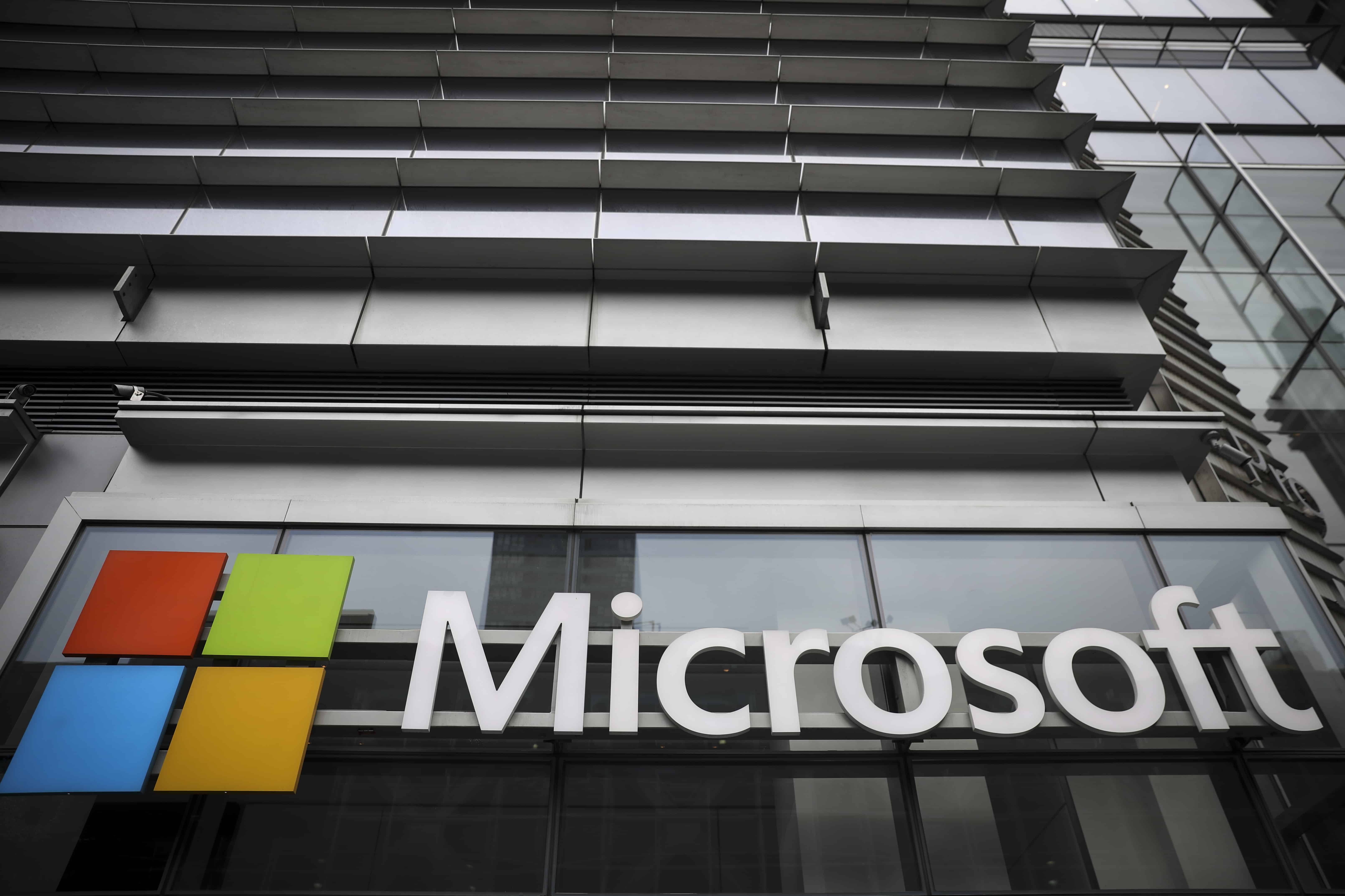 Логотип Microsoft розміщено біля технологічного центру Microsoft біля Таймс-сквер, 4 червня 2018 року в Нью-Йорку. Сьогодні Microsoft офіційно оголосила про угоду про придбання GitHub, популярної серед розробників програмного забезпечення компанії-сховища коду, за 7,5 мільярда доларів США.
