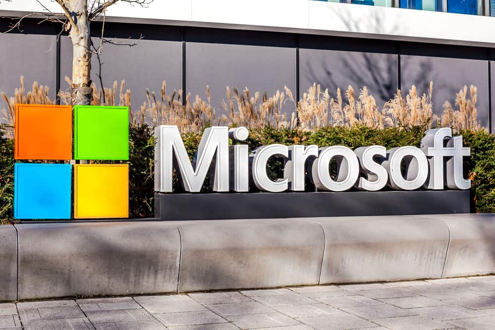 Логотип Microsoft на офісній будівлі