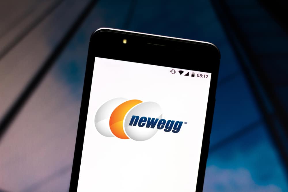 Логотип Newegg відображається на смартфоні
