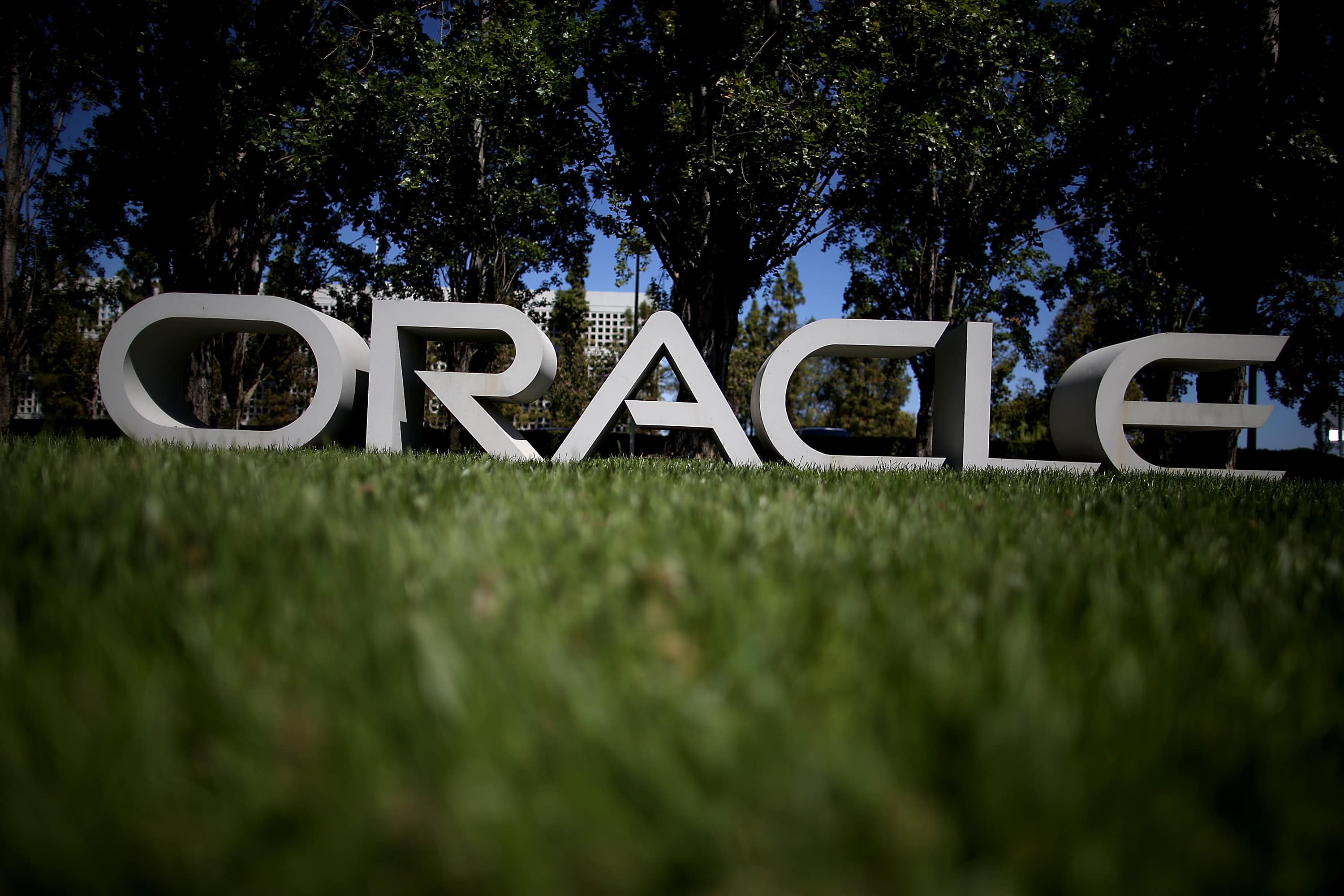 Логотип Oracle виставлений перед штаб-квартирою Oracle 19 червня 2014 року в Редвуд-Шорс, Каліфорнія. Oracle опублікує звіт про прибутки за четвертий квартал сьогодні після дзвінка про закриття.