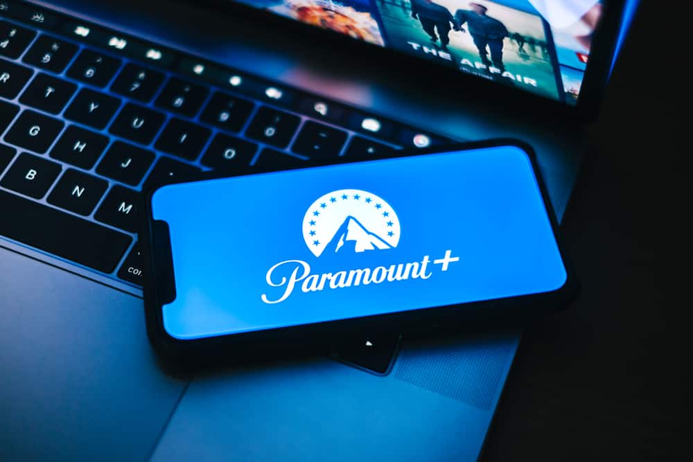 Логотип Paramount plus на екрані смартфона