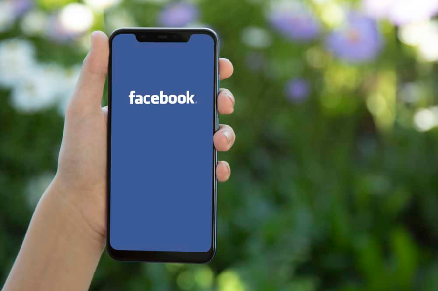 Логотип програми соціальних мереж Facebook на смартфоні