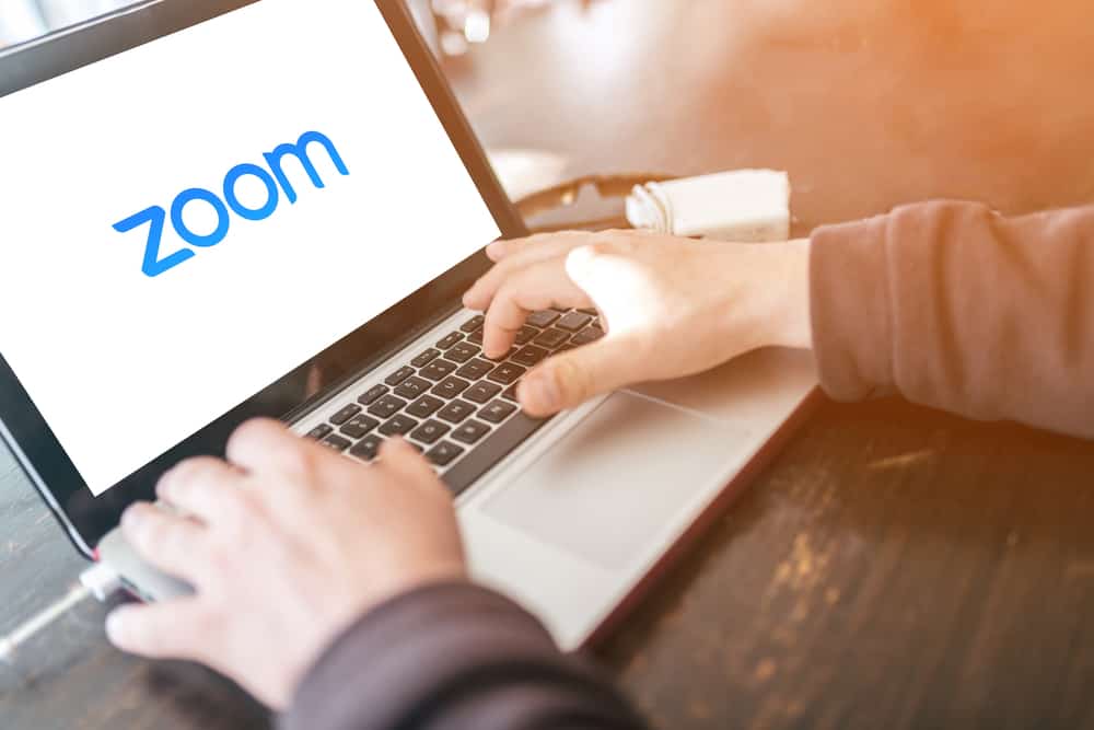 Ноутбук із логотипом програми Zoom Cloud Meetings