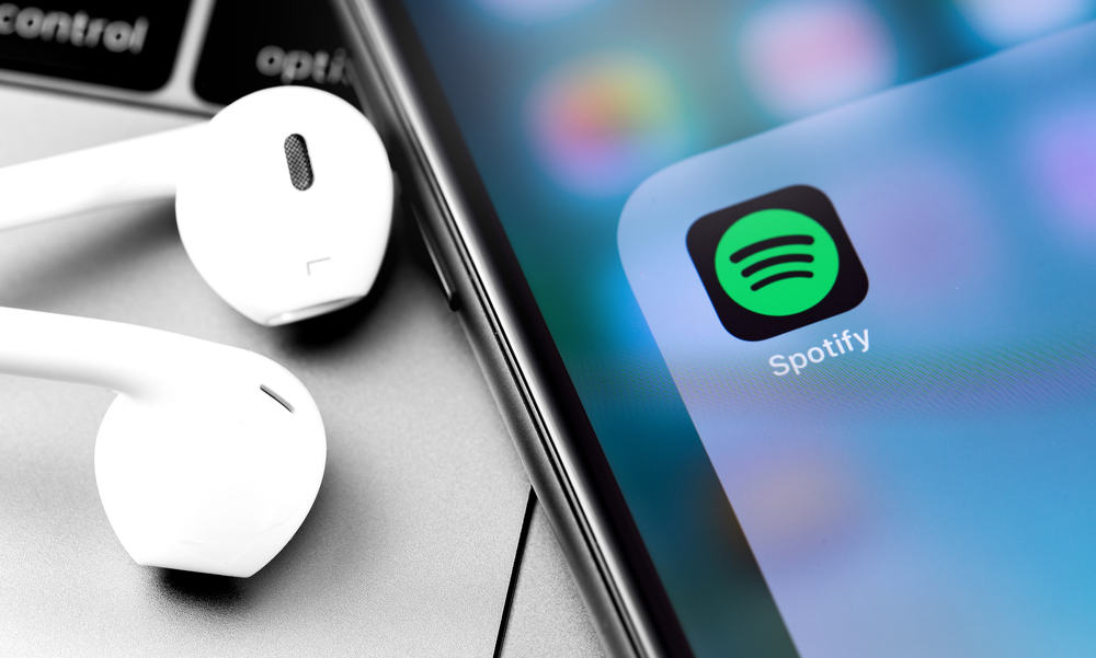 Логотип Spotify на екрані iPhone