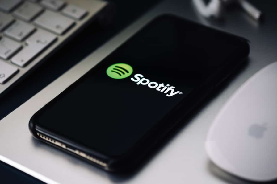 Логотип Spotify на екрані смартфона