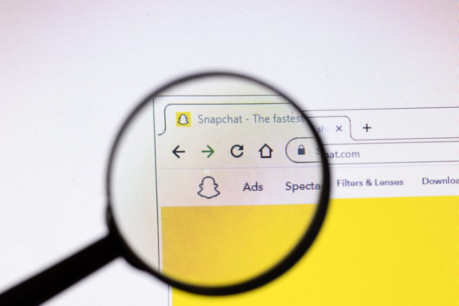 Логотип сторінки веб-сайту компанії Snapchat на дисплеї ноутбука