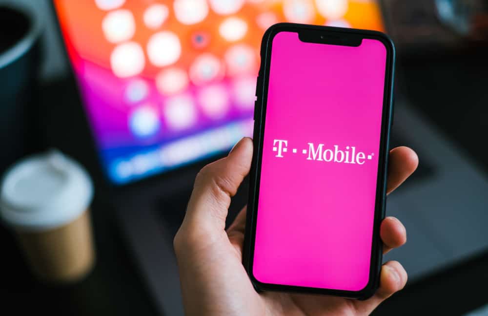 Логотип T-mobile на смартфоні