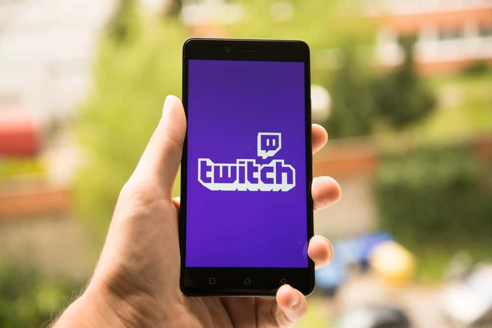 Логотип Twitch на смартфоні