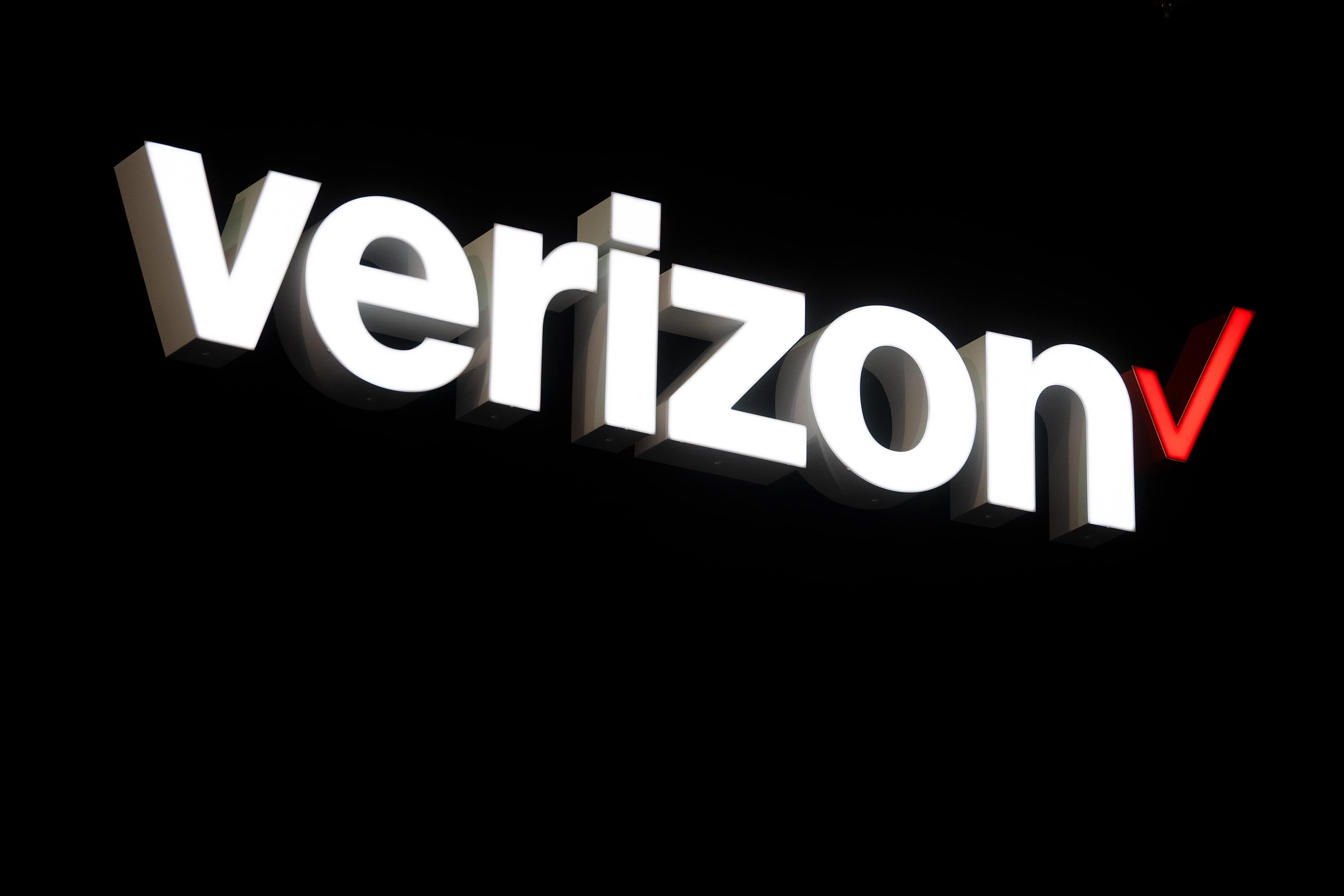 Логотип підсвічується біля стенду Verizon у день 2 GSMA Mobile World Congress 2019 26 лютого 2019 року в Барселоні, Іспанія. Щорічний Всесвітній мобільний конгрес приймає деякі з найбільших світових компаній зв’язку, багато з яких представляють свої новітні телефони та гаджети, які можна носити, як-от складні екрани та впровадження бездротових мереж 5G.