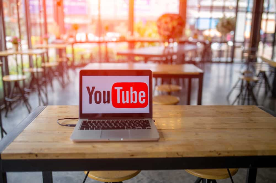 Логотип YouTube на екрані MacBook