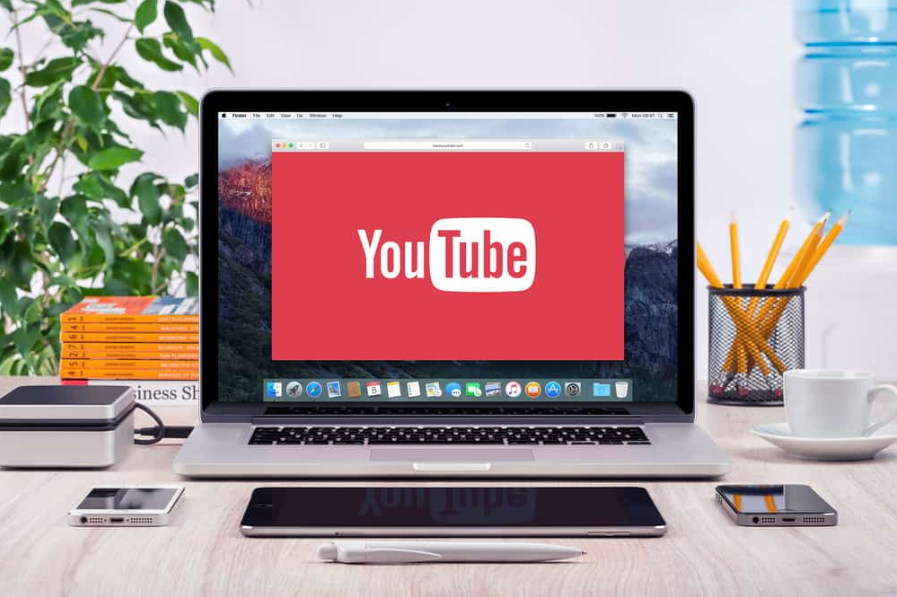 Логотип YouTube на екрані Apple MacBook Pro спереду