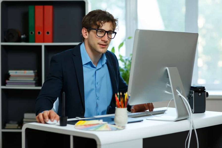 Чоловік дивиться на монітор комп'ютера