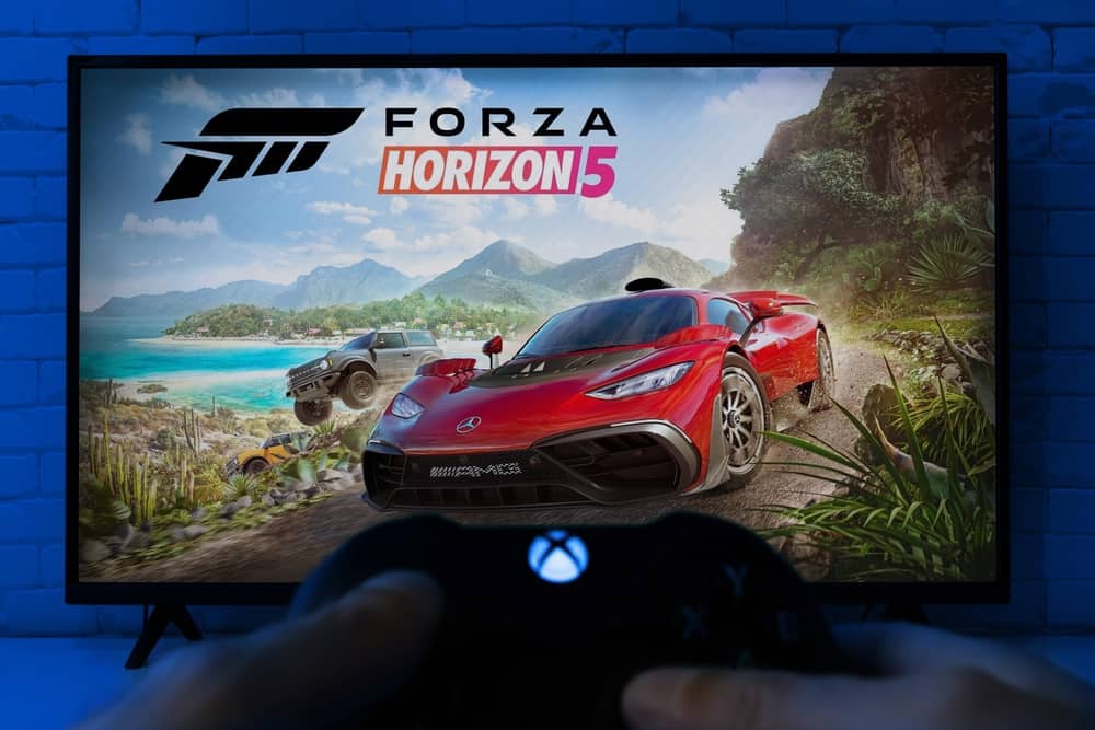 Чоловік грає у Forza Horizon 5 на Xbox