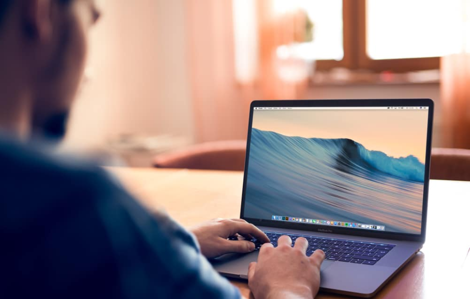 Чоловік використовує абсолютно новий Apple Macbook Pro