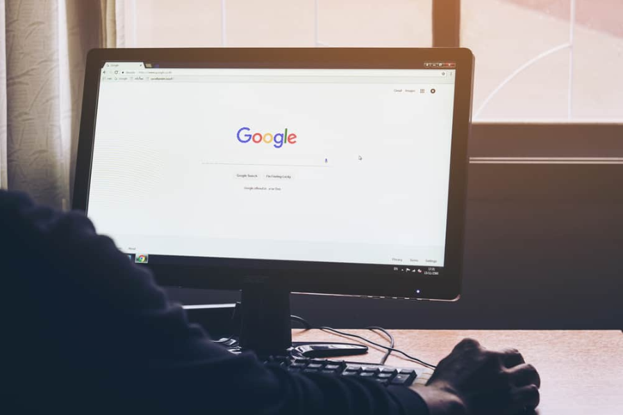 Чоловік за комп’ютером переглядає Google