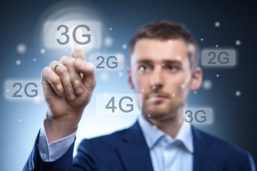 Чоловік натискає сенсорну кнопку 3g