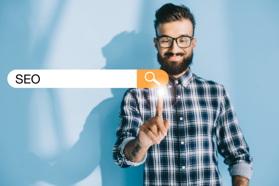 людина шукає SEO