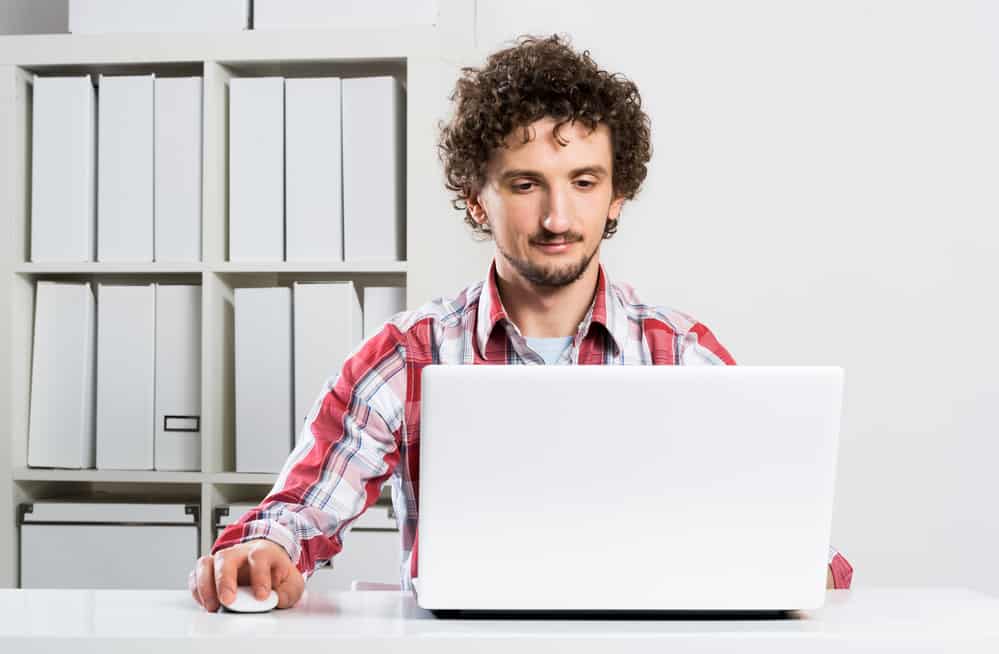 Чоловік працює в офісі