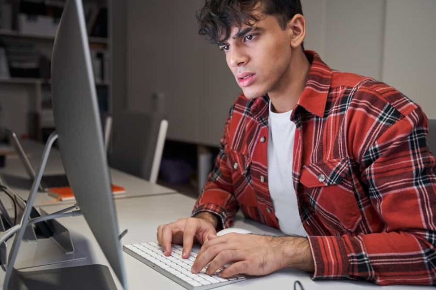 людина думає про новий проект під час роботи з кольоровою палітрою на офісному комп’ютері