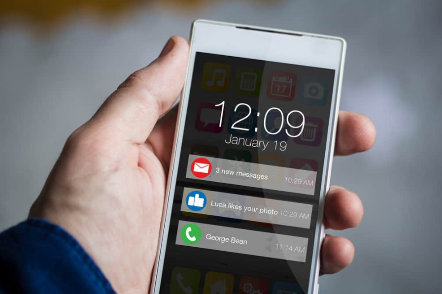 людина рука, що тримає сповіщення смартфон