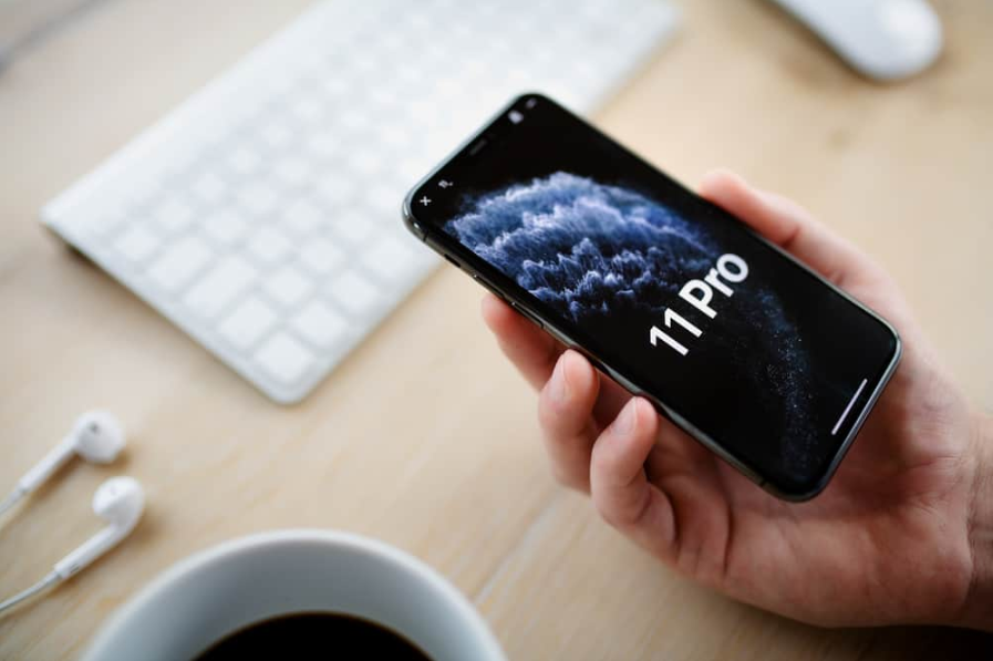 чоловік тримає iphone 11