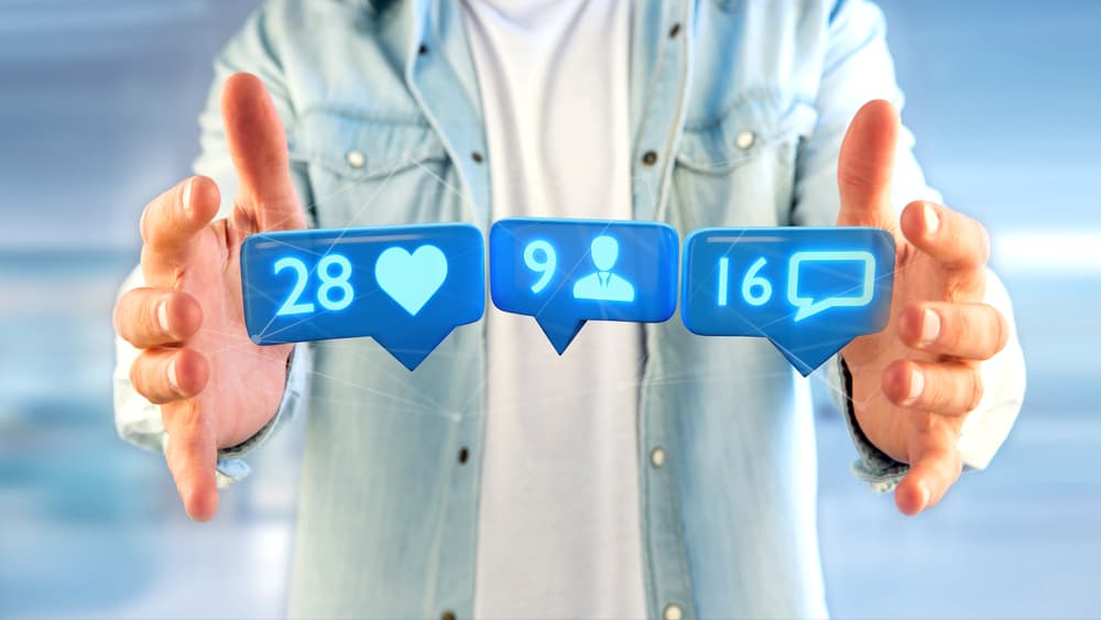 Чоловік тримає лайк, підписник і сповіщення про повідомлення