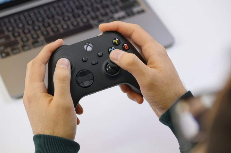 тримаючи контролер xbox