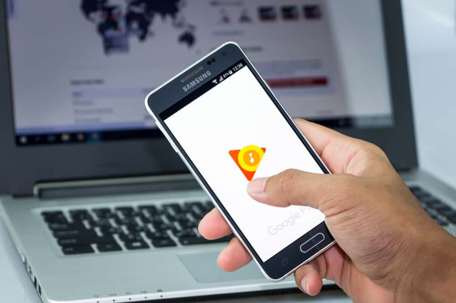 Чоловік тримає Samsung galaxy Alpha із музичним додатком Google Play
