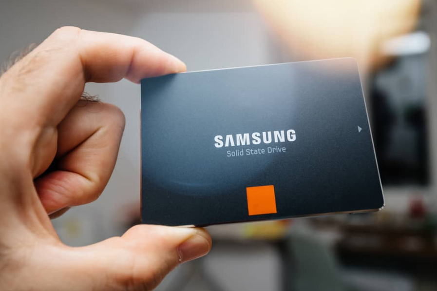 Чоловік тримає в руці диск SSD Samsung