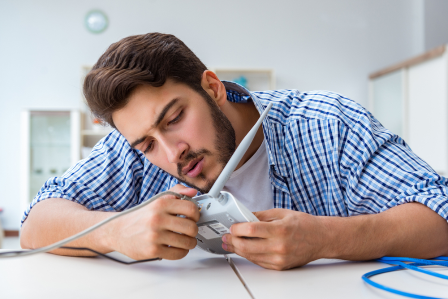 чоловік перевіряє модем