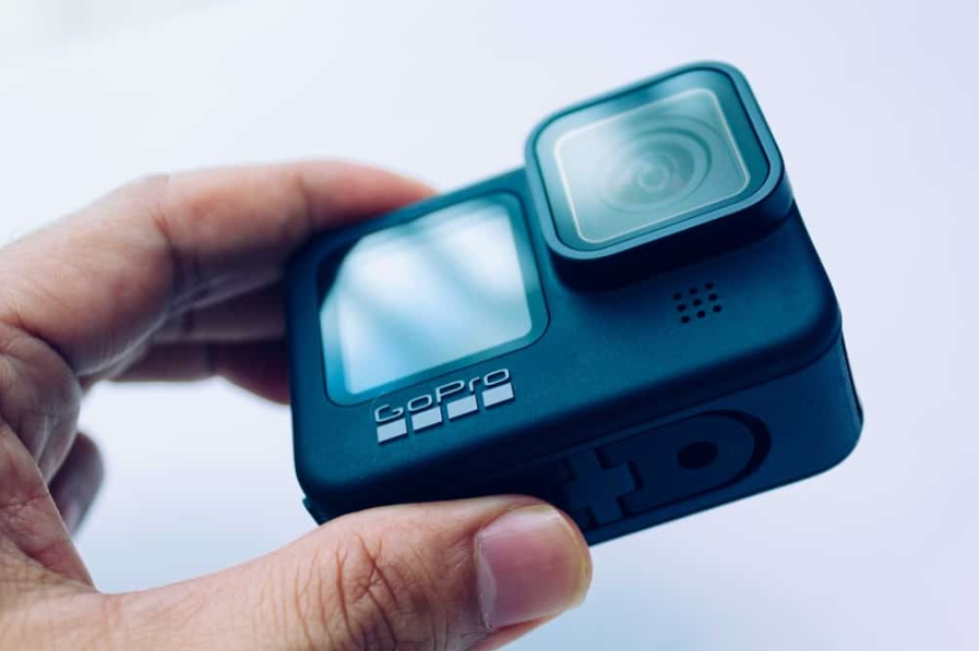 чоловік тримає GoPro HERO