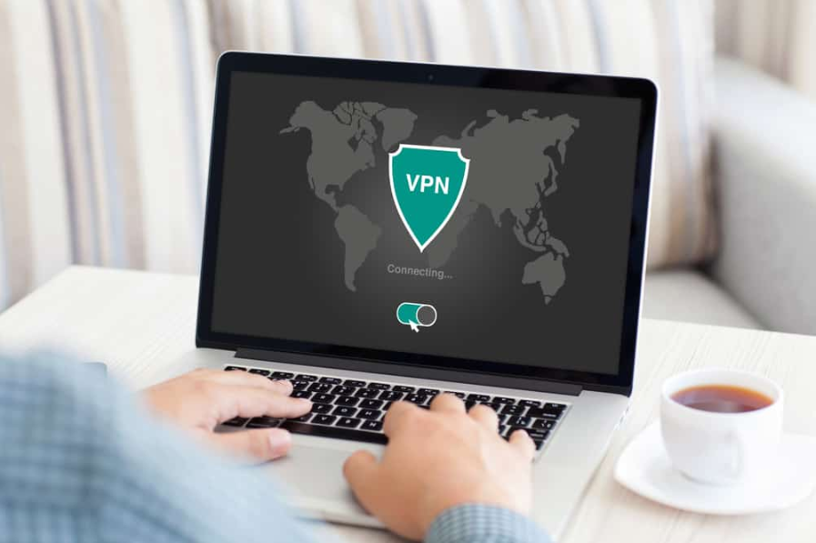 Чоловік тримає блокнот app vpn створення Інтернет-протоколів