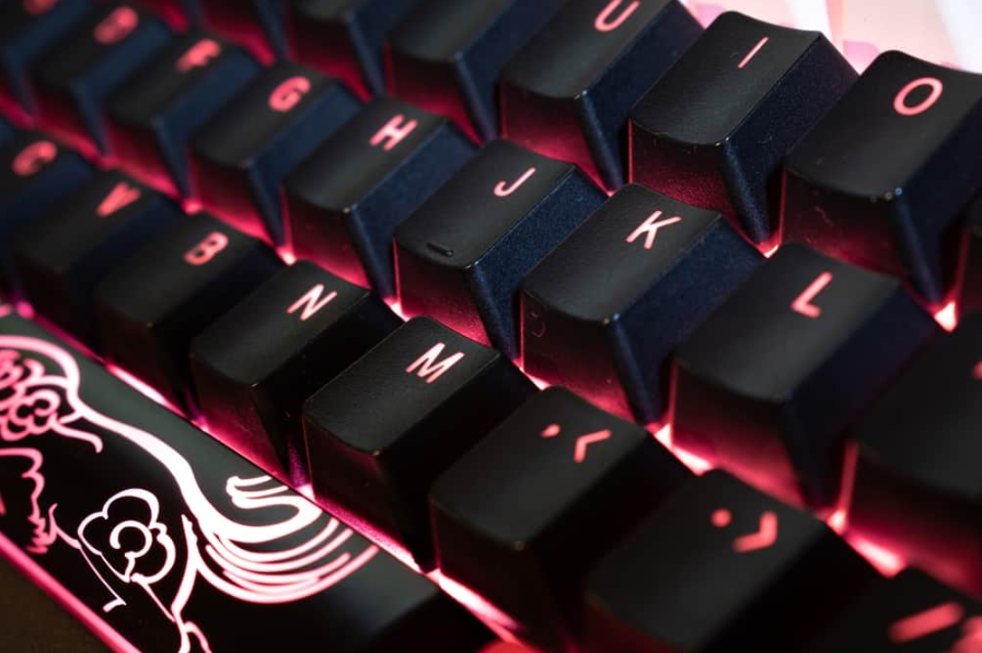 Механічна клавіатура з червоним підсвічуванням і чорними, білими та червоними клавішами