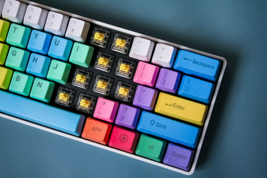 механічна клавіатура з відсутніми ковпачками
