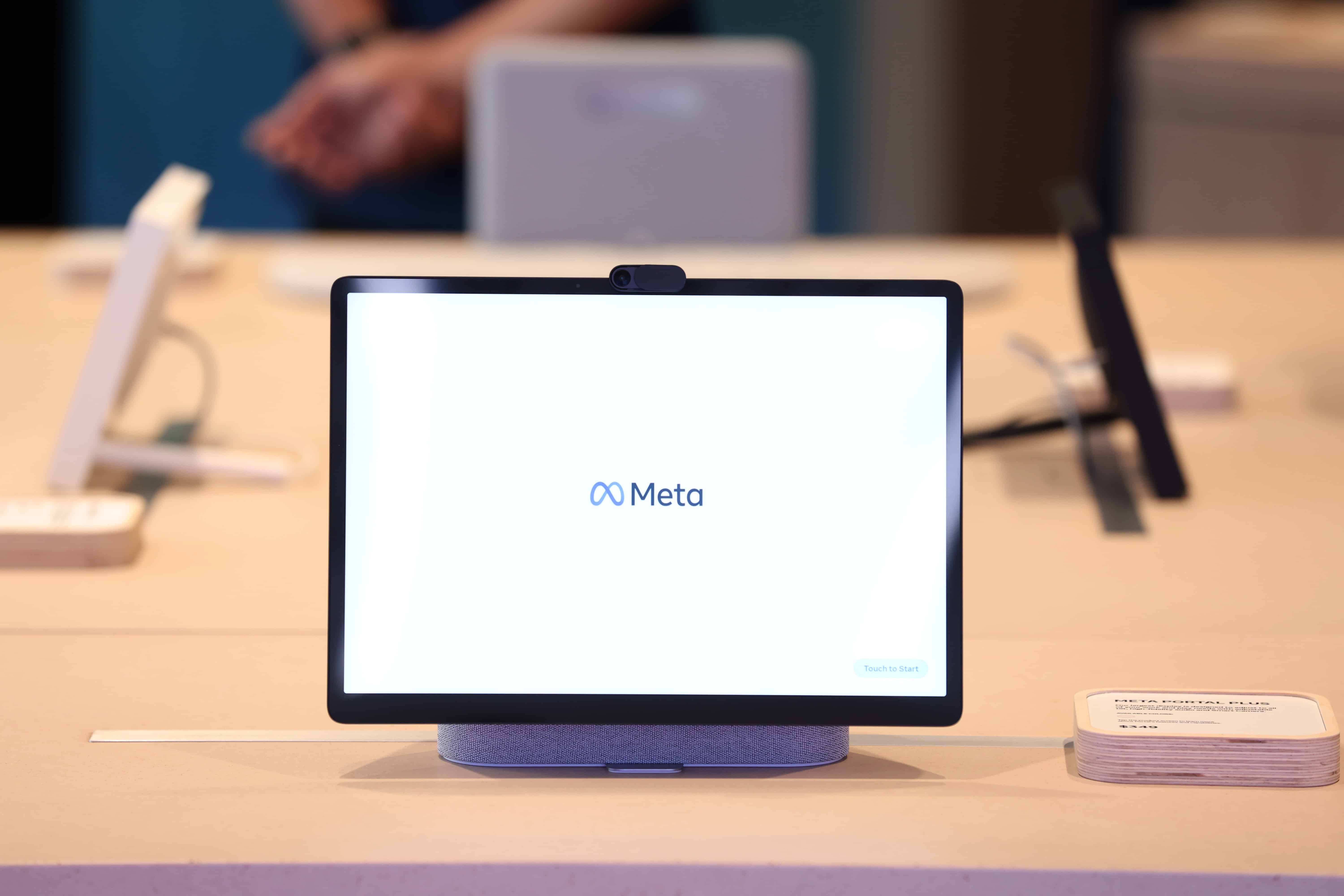 Логотип Meta відображається на екрані під час попереднього перегляду нового Meta Store 4 травня 2022 року в Берлінгеймі, Каліфорнія. Meta збирається відкрити свій перший фізичний роздрібний магазин 9 травня.